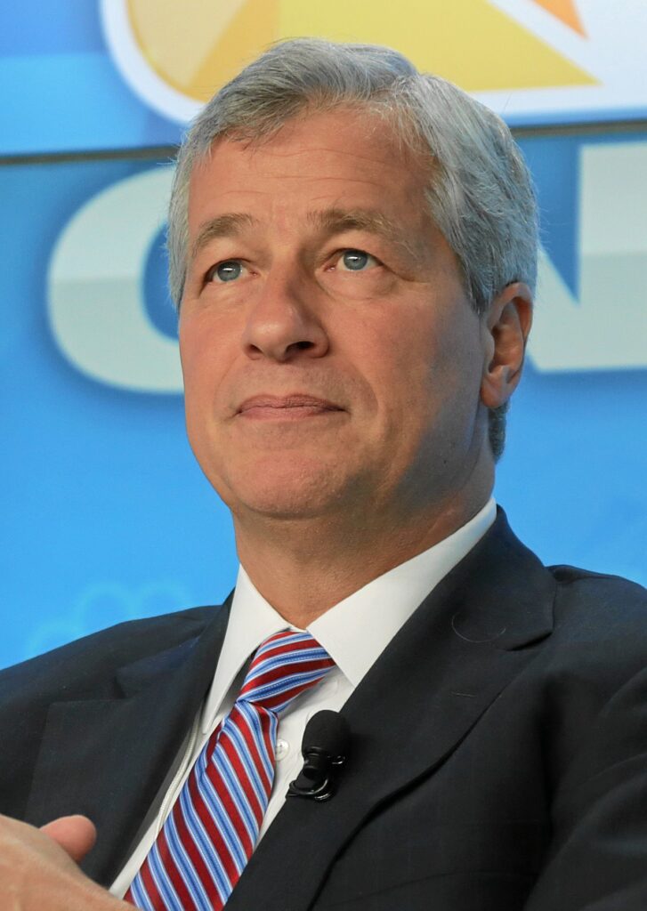 James Dimon de face en costume